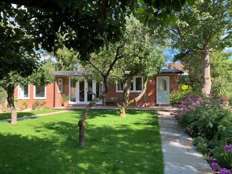 The Lodge - Self Contained Bungalow Wendover Exterior photo